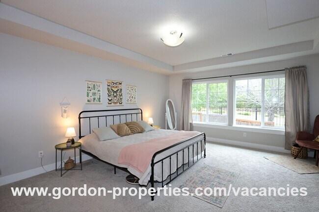 Building Photo - SE Golden Eagle Ln - 4 bedroom home in Hap...