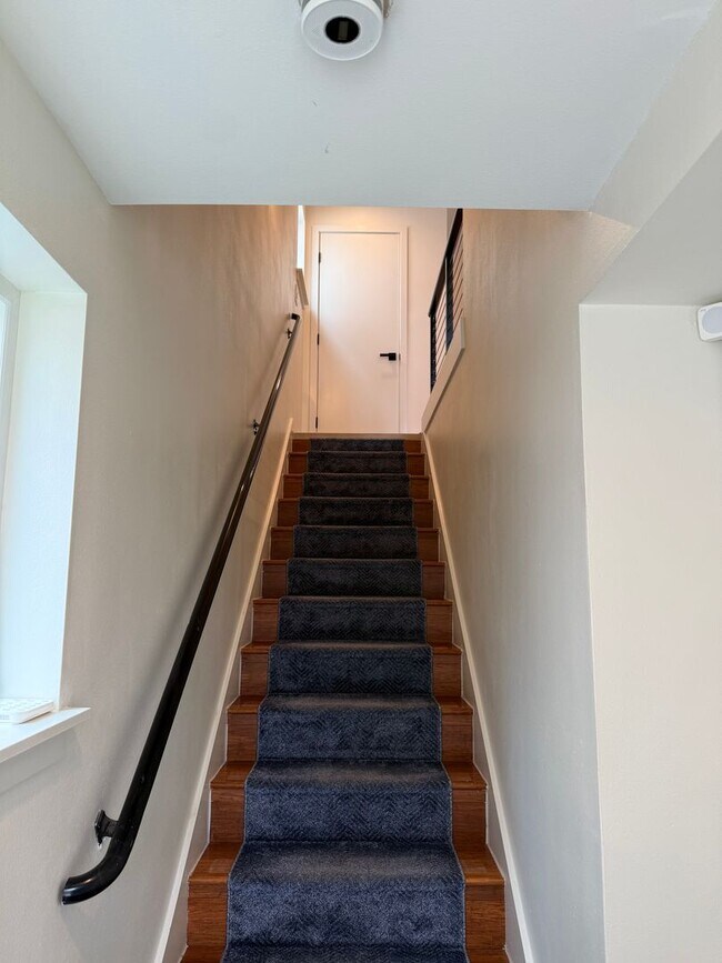 Building Photo - Modern Townhome Just One Block from Green ...