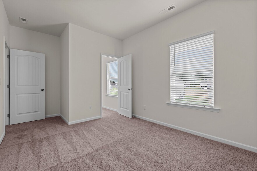 Building Photo - 827 Biltmore Dr