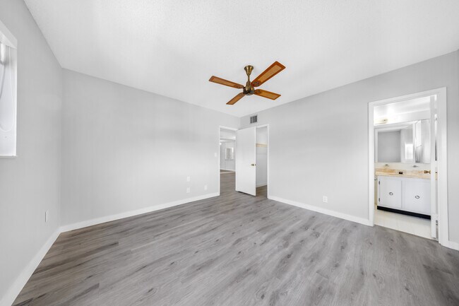 Building Photo - 257 S Cypress Rd