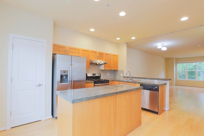 Building Photo - Spacious 3BR/3.5BA Townhome in Desirable E...
