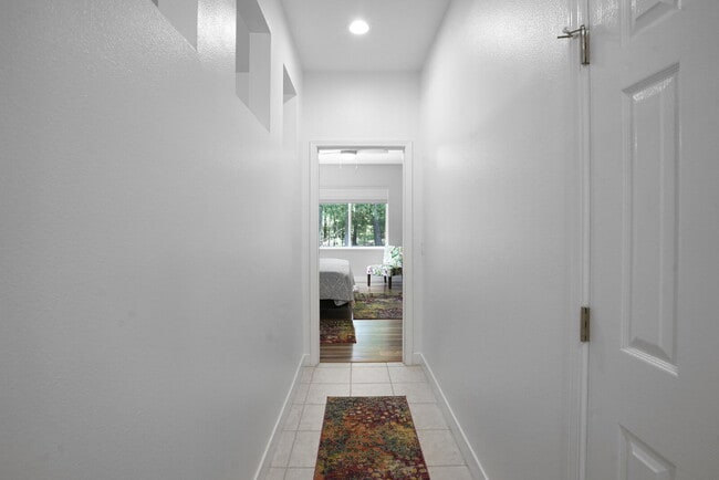 Building Photo - 211 Hampton Cir