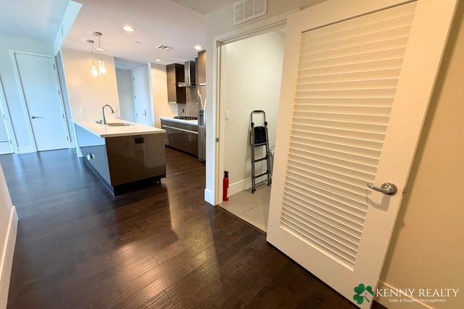 Building Photo - Spacious 2 Bedroom Condo in Prime Burlinga...