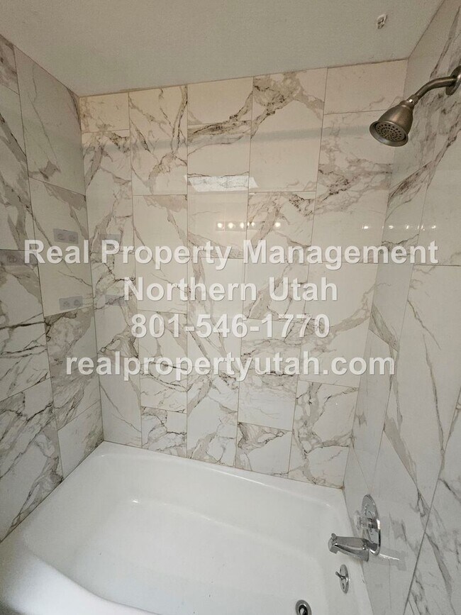 Building Photo - Lovely 5 Bedroom Home in Layton Available Now!