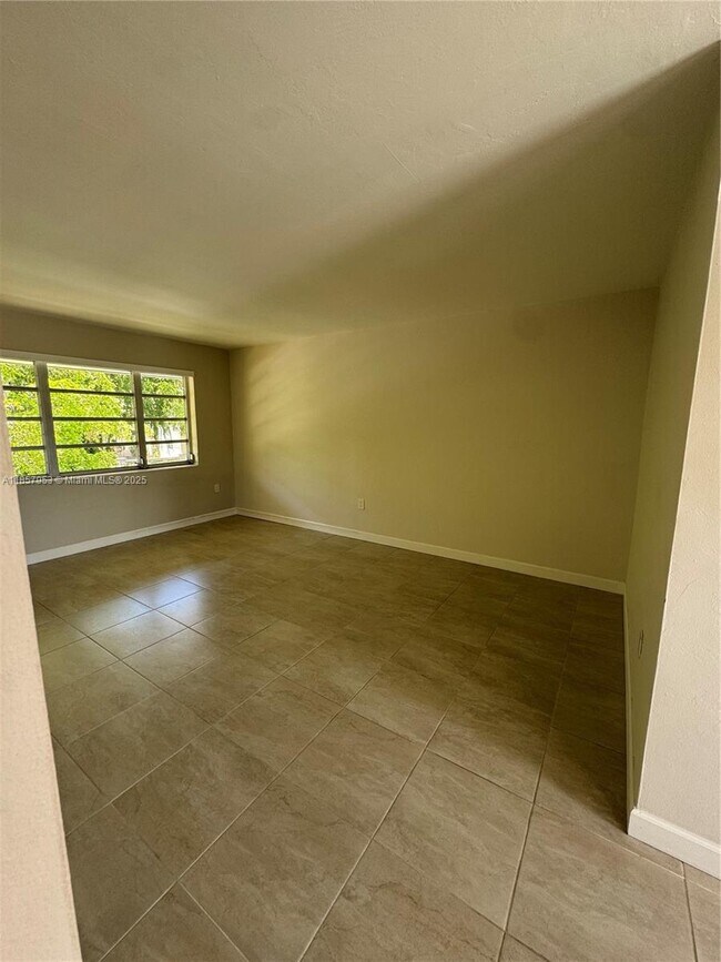Building Photo - 115 Calabria Ave