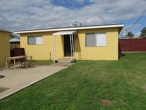 Building Photo - Quiet 2 bedroom back house