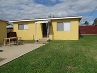 Building Photo - Quiet 2 bedroom back house