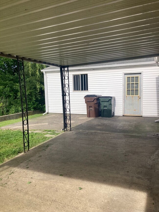 Building Photo - Must See! Large 3 Bedroom, 2 Bath Ranch Ho...