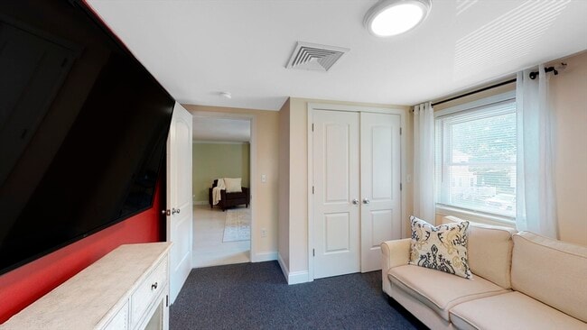 Building Photo - 10 Riverbank Rd