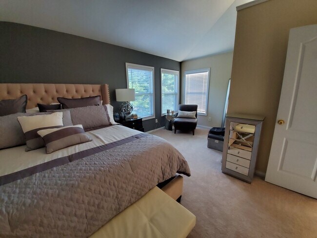 Building Photo - Executive home located near Bellbrook