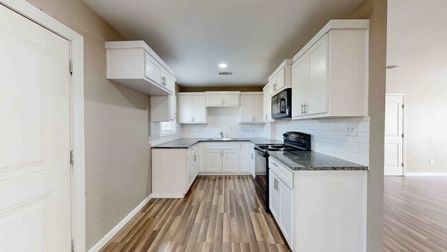 Building Photo - 3 bed 2 bath home with a carport in backyard