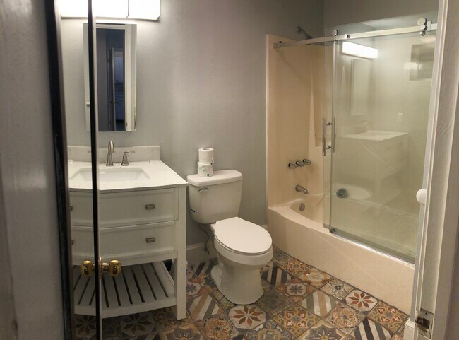 Building Photo - 2415 Saint Charles Ave