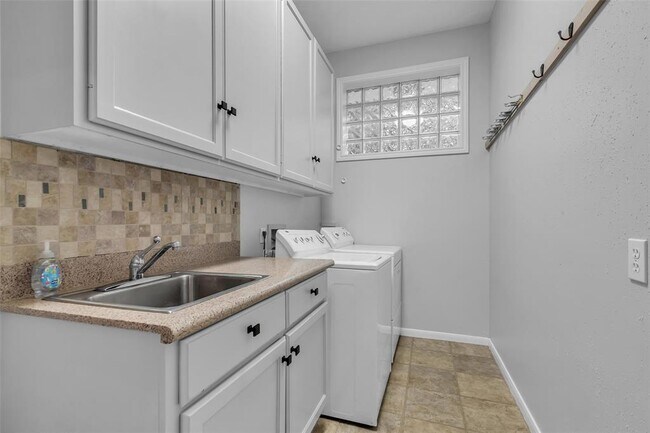 Building Photo - 923 Paradise Ln