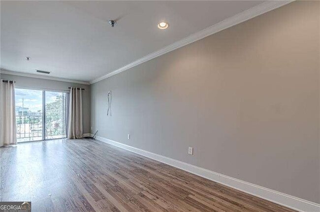 Building Photo - 300 Johnson Ferry Rd