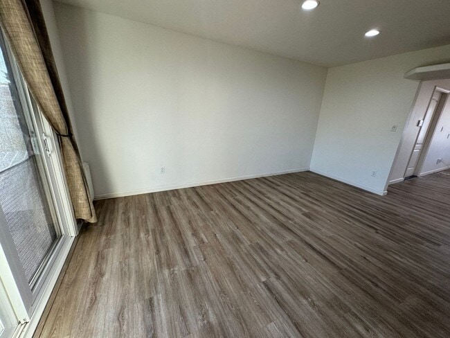 Building Photo - 3 bedroom - 2 bathroom