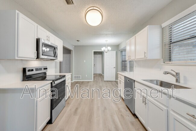 Building Photo - 1005 Canadian Cir