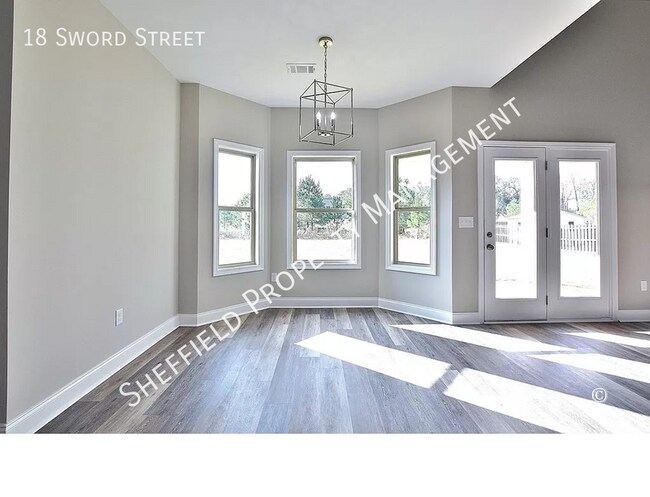 Building Photo - 18 Sword St