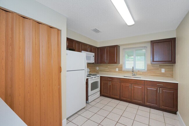 Building Photo - 2716 SW 46th St