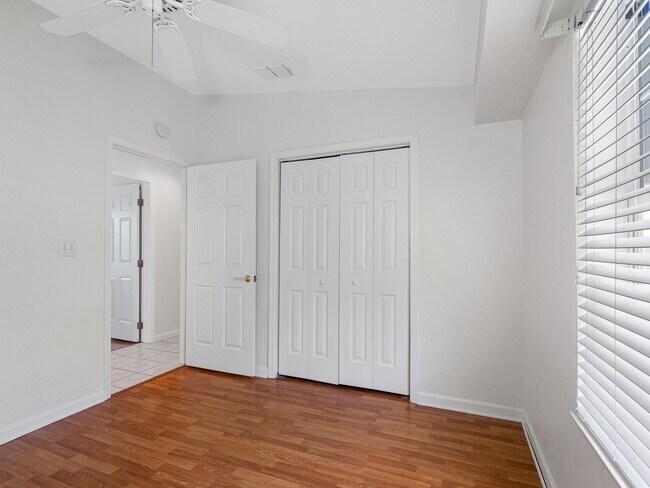 Building Photo - $500 OFF FIRST MONTHS RENT!