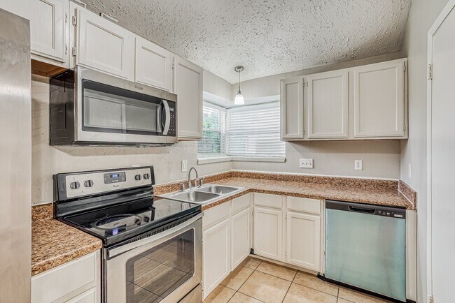 Building Photo - 7010 Foxmont Ln