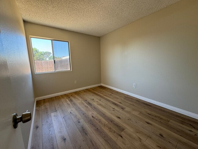 Building Photo - MOVE IN SPECIAL** Beautiful Remodeled 4BR/...