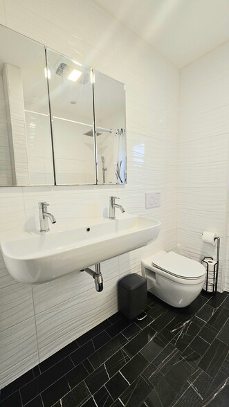 Building Photo - 55 Lakeview St