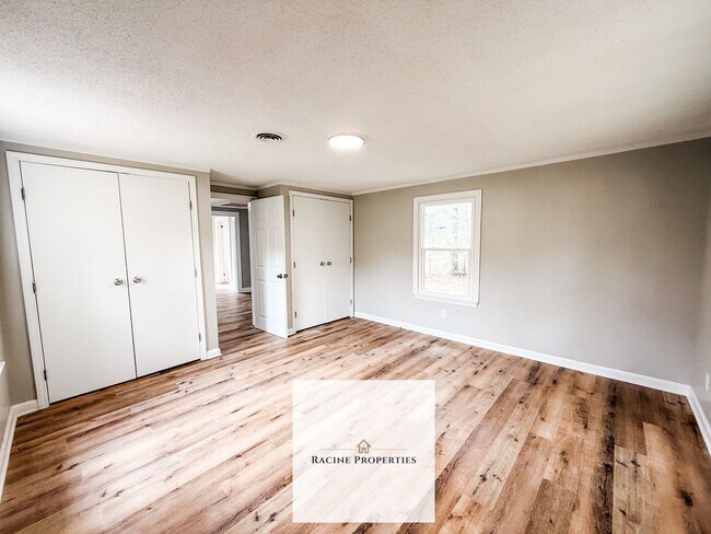 Building Photo - Country retreat in Piedmont!