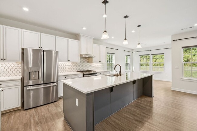Building Photo - 5BR/3.5BA home offers stylish and function...