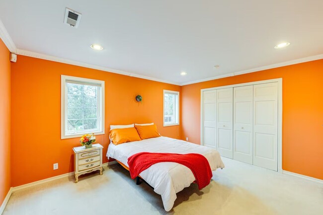 Building Photo - Fully Furnished Daylight Basement 2 Bedroo...