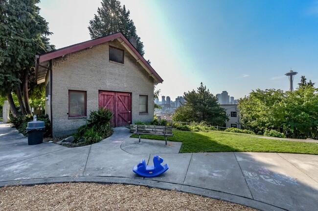 Building Photo - Rooftop Deck & Convenient Seattle Location