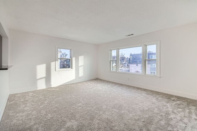 Building Photo - 2 bed/1 bath updated duplex