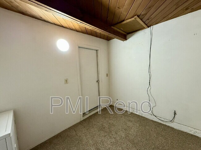 Building Photo - 335 Denslowe Dr
