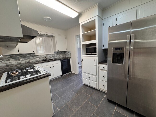 Building Photo - REMODELED SPACIOUS SOUTH BOSSIER HOME.