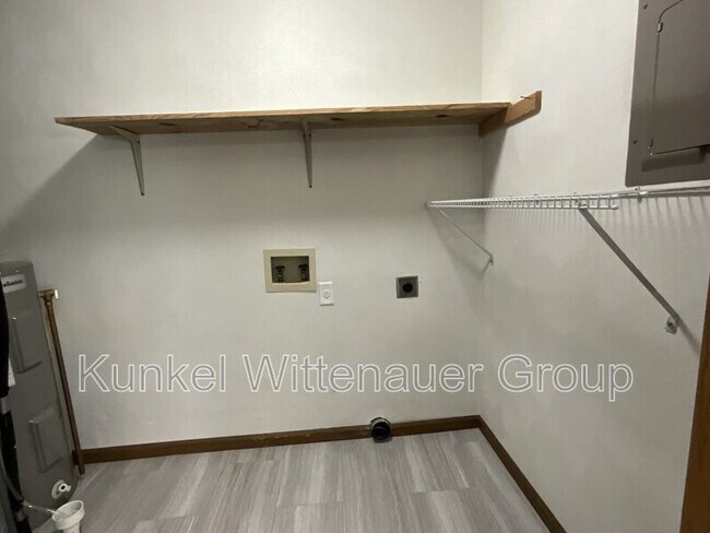Building Photo - 611 Carol Ann Dr