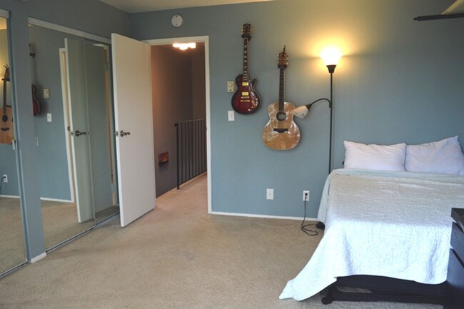 Building Photo - Updated Two Bedroom Condo with Views of th...