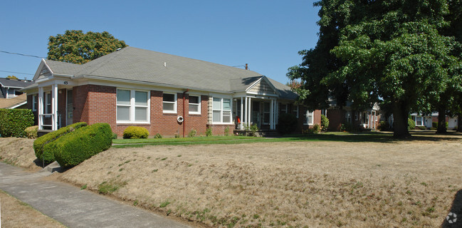 Building Photo - Ainsworth Court Apartments