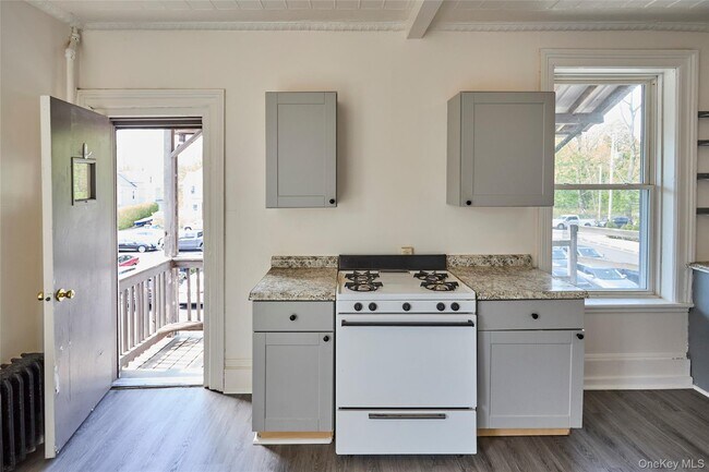 Building Photo - 457 Main St