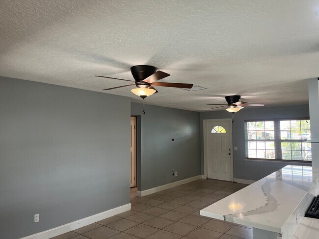 Building Photo - 375 Carrousel Ct
