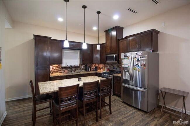 Building Photo - 16 E Imperial Oaks Dr