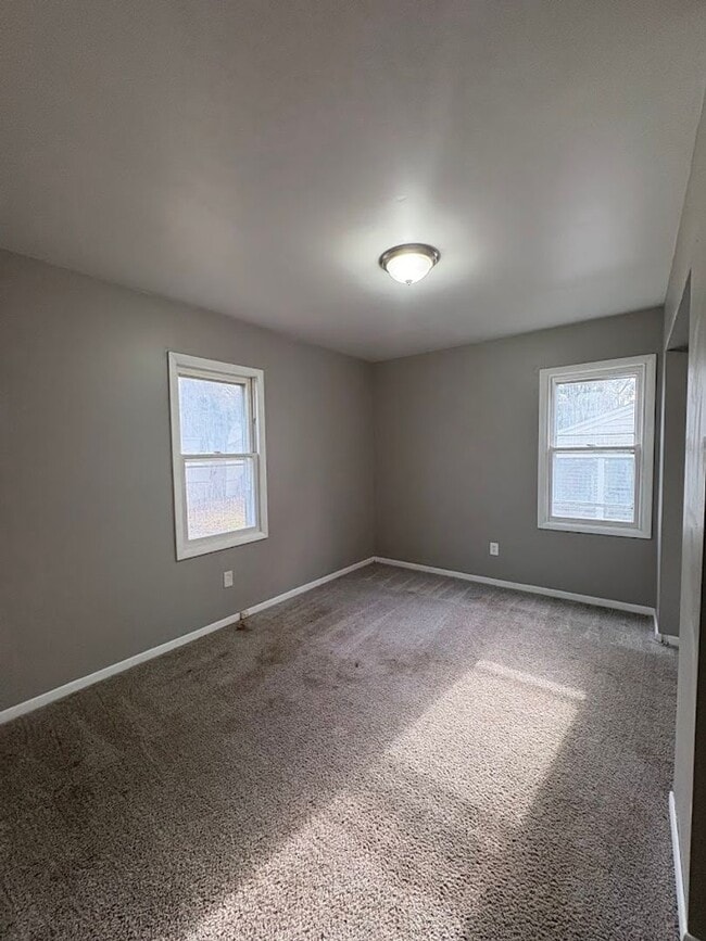 Building Photo - Large 4 bedrooms 1 full bathroom home for rent