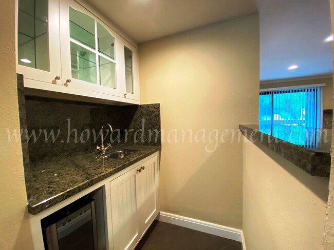 Building Photo - Professionally designed condo! Large kitch...