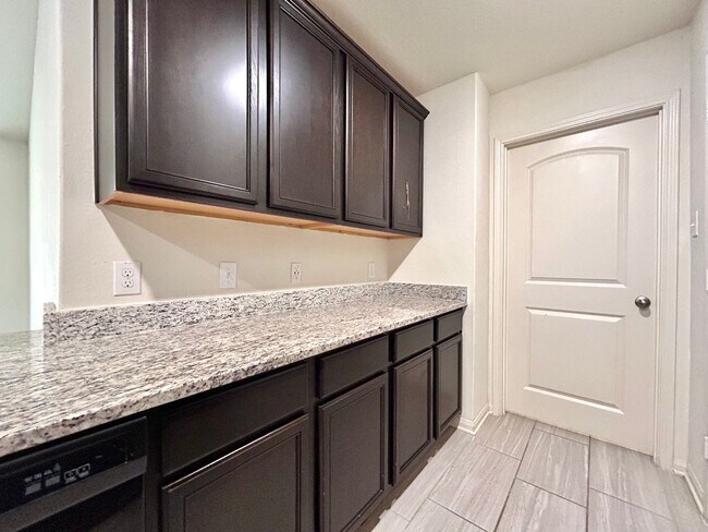 Building Photo - Comfortable 3 Bed / 2 Bath Home with Washer & Dryer and 2-Car Garage