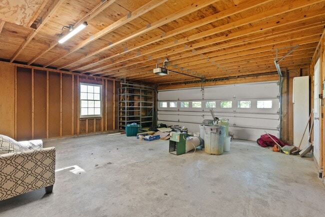Building Photo - Brick 2-Bedroom Home Close to Farmville an...