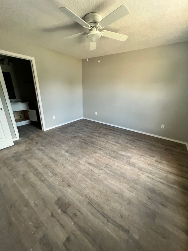 Building Photo - 690 E Garfield St