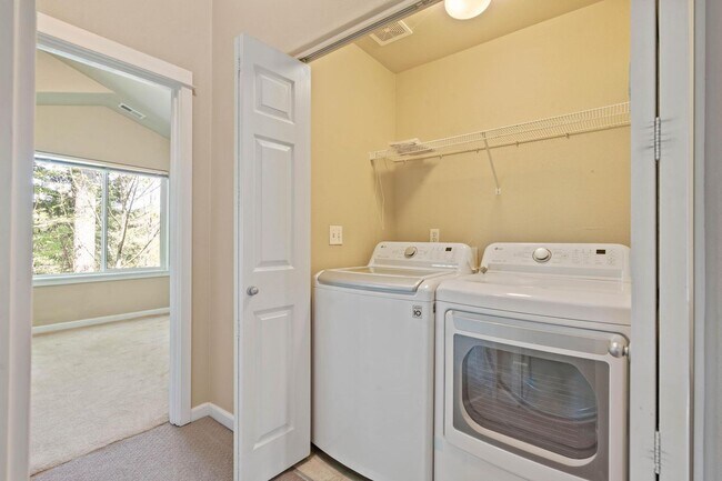 Building Photo - Bright, spacious 3-bdrm/2.5 bath Tigard townhome. Fireplace, balcony, 2-car garage, W/D