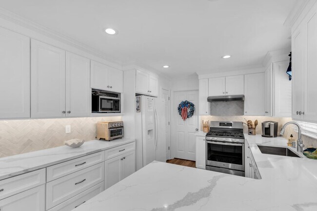 Building Photo - 552 Ocean Rd