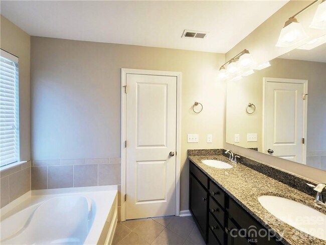 Building Photo - 4925 Grace View Dr