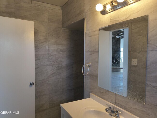 Building Photo - 714 N San Marcial St