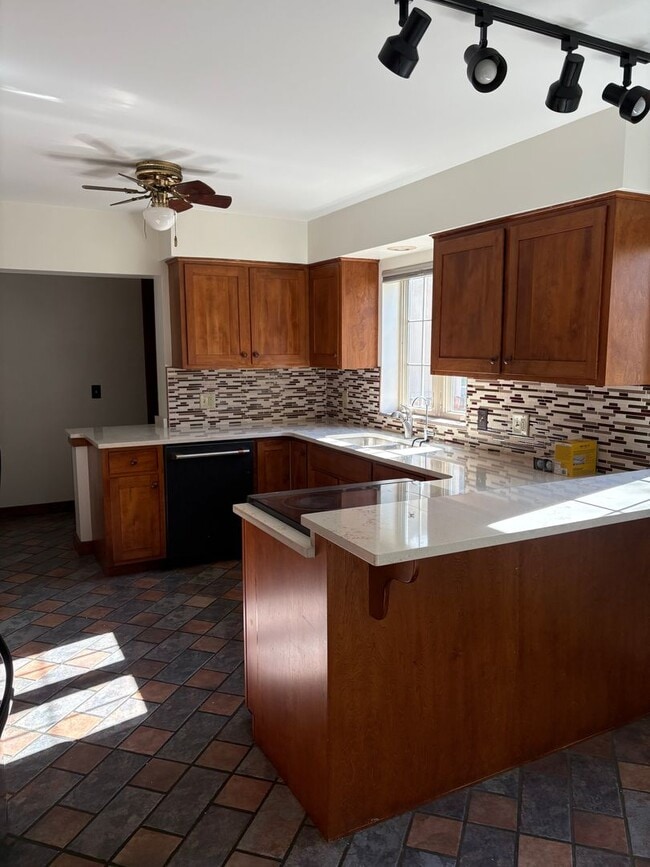 Building Photo - Large 4 bedroom Home for Rent