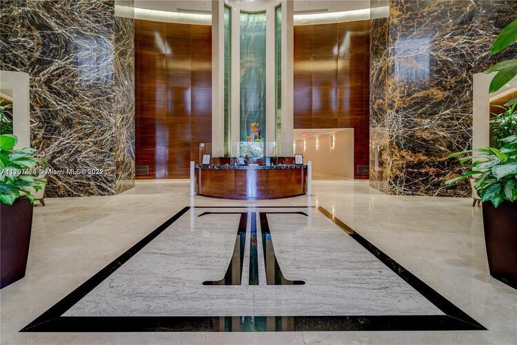 Building Photo - 15901 Collins Ave